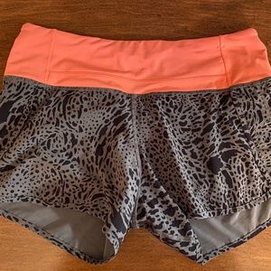 Lululemon speed short black/gray leopard print size 4